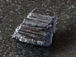 kristall aus schwarzem turmalin schell auf dunkel foto
