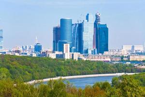 Blick auf die neue Stadt Moskau im Frühjahr foto