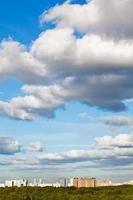 Stadt unter großen weißen Wolken am blauen Himmel foto