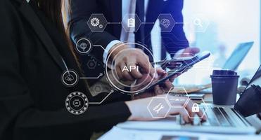 api - anwendungsprogrammierschnittstelle, frau mit laptop, tablet und smartphone mit virtuellem bildschirm api-symbol softwareentwicklungstool, moderne technologie foto