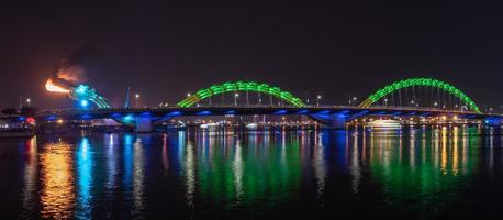 reise in vietnam konzept, nachtansicht landschaft mit beleuchtungsshow der drachenbrücke über den fluss in da nang, vietnam. foto