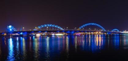 reise in vietnam konzept, nachtansicht landschaft mit beleuchtungsshow der drachenbrücke über den fluss in da nang, vietnam. foto