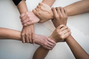 professionelle junge geschäftsleute handshake, vereint, verbinden, kombinieren hände zusammen, um positive, einheit, freiwillige, teamwork-konzepte auszudrücken. foto