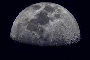Oberfläche des Mondes auf schwarzem Hintergrund, Nahaufnahme. foto
