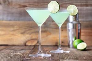 Gläser mit klassischen Daiquiri-Cocktails foto