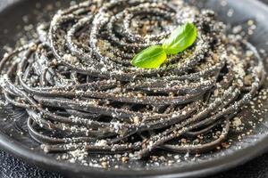 Portion schwarze Cacio e Pepe-Nudeln foto