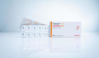 chonburi, thailand-21. august 2022 concor 2.5 produkt von merck in papierschachtelverpackung auf weißem hintergrund. Bisoprolol-Filmtabletten. Arzneimittel zur Behandlung einer stabilen chronischen Herzinsuffizienz. foto