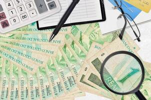 1 brasilianische Realrechnungen und Taschenrechner mit Brille und Stift. steuerzahlungssaisonkonzept oder anlagelösungen. einen Job mit hohem Gehalt suchen foto