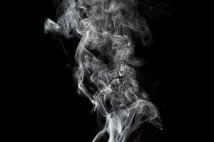 Rauch auf schwarzem Hintergrund isoliert. Bewegung von weißem Rauch foto