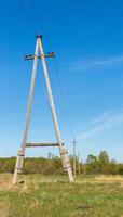 Hochspannungsleitungen auf Holzmasten foto