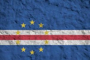 Cabo Verde-Flagge in hellen Farben auf alter Reliefputzwand. strukturierte Fahne auf rauem Hintergrund foto