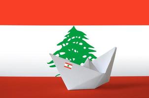 libanon-flagge dargestellt auf papier origami-schiffsnahaufnahme. handgemachtes kunstkonzept foto