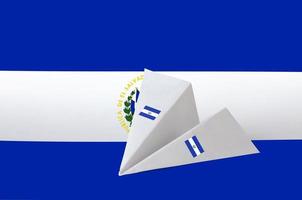 el salvador flagge auf papier origami flugzeug abgebildet. handgemachtes kunstkonzept foto