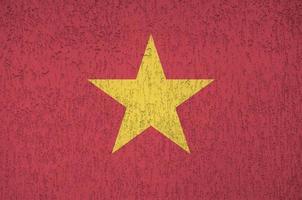 vietnam-flagge in hellen farben auf alter reliefputzwand dargestellt. strukturierte Fahne auf rauem Hintergrund foto