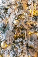 weihnachtshintergrund eines weihnachtsbaums, der mit weihnachtsspielzeug geschmückt ist. winterferien. Neujahr. foto
