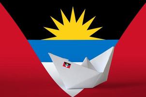 antigua und barbuda flagge auf papier origami schiff nahaufnahme dargestellt. handgemachtes kunstkonzept foto