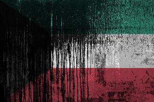 Kuwait-Flagge in Lackfarben auf alten und schmutzigen Ölfässern in der Nähe. strukturierte Fahne auf rauem Hintergrund foto