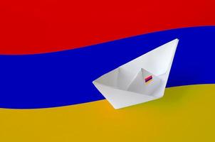 armenien flagge auf papier origami schiff nahaufnahme dargestellt. handgemachtes kunstkonzept foto