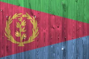 eritrea-flagge in hellen farben auf alter holzwand dargestellt. strukturierte Fahne auf rauem Hintergrund foto