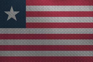 liberia-flagge dargestellt in lackfarben auf alter gebürsteter metallplatte oder wandnahaufnahme. strukturierte Fahne auf rauem Hintergrund foto