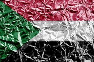 sudan-flagge dargestellt in lackfarben auf glänzender zerknitterter aluminiumfolie nahaufnahme. strukturierte Fahne auf rauem Hintergrund foto