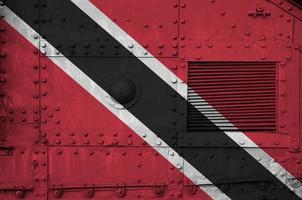 die flagge von trinidad und tobago ist auf der seite des militärischen gepanzerten panzers in der nähe abgebildet. konzeptioneller hintergrund der armee foto