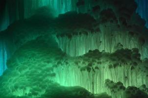 große eisblöcke gefrorener wasserfall oder höhlenhintergrund foto