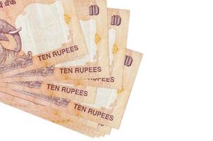 10 indische Rupien-Scheine liegen in kleinen Bündeln oder Packungen isoliert auf Weiß. modell mit kopierraum. Geschäft und Geldwechsel foto