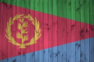 eritrea-flagge in hellen farben auf alter holzwand dargestellt. strukturierte Fahne auf rauem Hintergrund foto