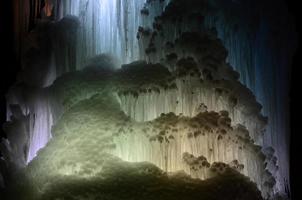 große eisblöcke gefrorener wasserfall oder höhlenhintergrund foto