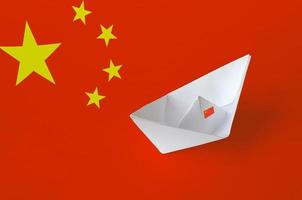china-flagge dargestellt auf papier origami-schiffsnahaufnahme. handgemachtes kunstkonzept foto