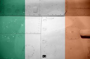 irland-flagge auf seitenteil des militärischen gepanzerten hubschraubers in der nähe abgebildet. konzeptioneller hintergrund der armeeflugzeuge foto