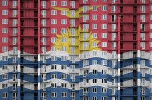 Kiribati-Flagge in Lackfarben auf einem im Bau befindlichen mehrstöckigen Wohngebäude. strukturiertes banner auf backsteinmauerhintergrund foto