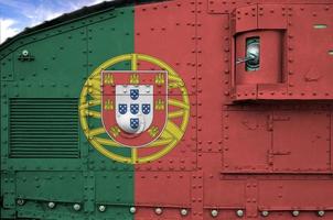 portugal-flagge auf seitenteil des militärischen gepanzerten panzers in der nähe abgebildet. konzeptioneller hintergrund der armee foto