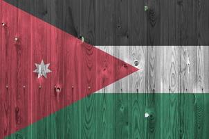 jordanien-flagge in hellen farben auf alter holzwand dargestellt. strukturierte Fahne auf rauem Hintergrund foto