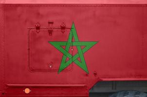 marokko flagge auf seitenteil des militärpanzerwagens in der nähe abgebildet. konzeptioneller hintergrund der armee foto