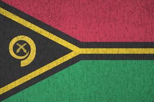 vanuatu-flagge in hellen farben auf alter reliefputzwand dargestellt. strukturierte Fahne auf rauem Hintergrund foto