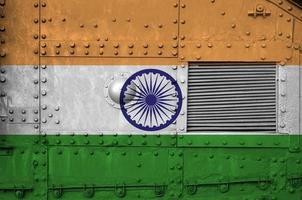 indische flagge auf der seite des militärischen gepanzerten panzers in der nähe. konzeptioneller hintergrund der armee foto