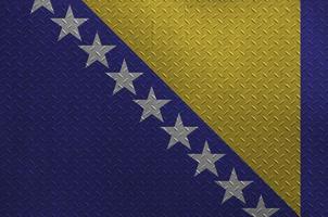 bosnien und herzegowina flagge in lackfarben auf alter gebürsteter metallplatte oder wandnahaufnahme dargestellt. strukturierte Fahne auf rauem Hintergrund foto