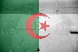 algerien-flagge auf seitenteil des militärischen gepanzerten hubschraubers in der nähe abgebildet. konzeptioneller hintergrund der armeeflugzeuge foto