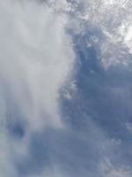 blauer himmel mit geschwollenen wolkenhintergrund. natürlichen Hintergrund foto