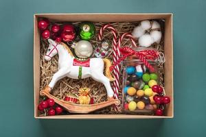 handgemachtes pflegepaket, saisonale geschenkbox mit süßigkeiten, spielzeug, weihnachtsdekor auf dem tisch personalisierter umweltfreundlicher korb für familie, freunde, mädchen zum erntedankfest, weihnachten, mütter, vatertag flach gelegt foto