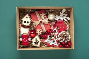 Handgefertigtes Pflegepaket, saisonale Geschenkbox mit Spielzeug, Weihnachtsdekor auf dem Tisch, personalisierter, umweltfreundlicher Korb für Familie, Freunde, Mädchen zum Erntedankfest, Weihnachten, Mütter, Vatertag foto