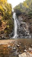 Langzeitbelichtungsfoto eines Wasserfalls foto