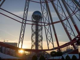 Riesenrad gegen den Himmel. Vergnügungspark am Meer. Ruhezone. runder Mechanismus. Höhenliebhaber. foto