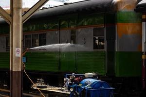 bangkok, thailand - 24. september ein reiniger reinigt einen zug am bahnhof hua lamphong am 24. september 2022 in bangkok, thailand. foto