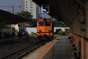 bangkok, thailand - 29. oktober zug am bahnhof hua lamphong am 29. oktober 2022 in bangkok, thailand. foto