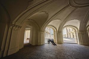 cannon in slavkov schloss, auch bekannt als schloss austerlitz, ist ein barockschloss in slavkov u brna, tschechische republik foto