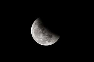 Mond auf dem dunklen Hintergrund der dunklen Nacht foto