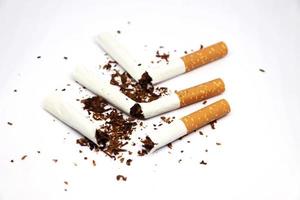 Stoppen Sie das Rauchen Konzept halb und halb zerbrochene Zigarette isoliert auf weißem Hintergrund foto